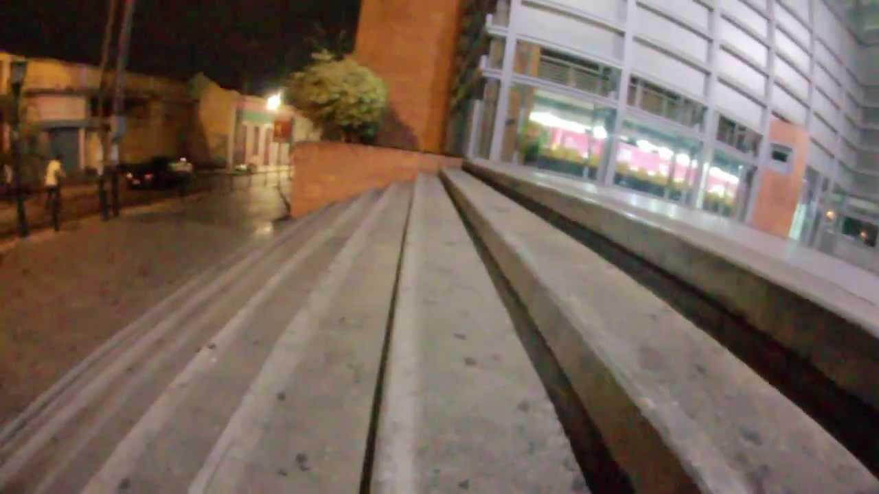 Tulio Mora, Aroldo Contretas y Jovani Cuica desafian el hampa patinando Valencia de noche.