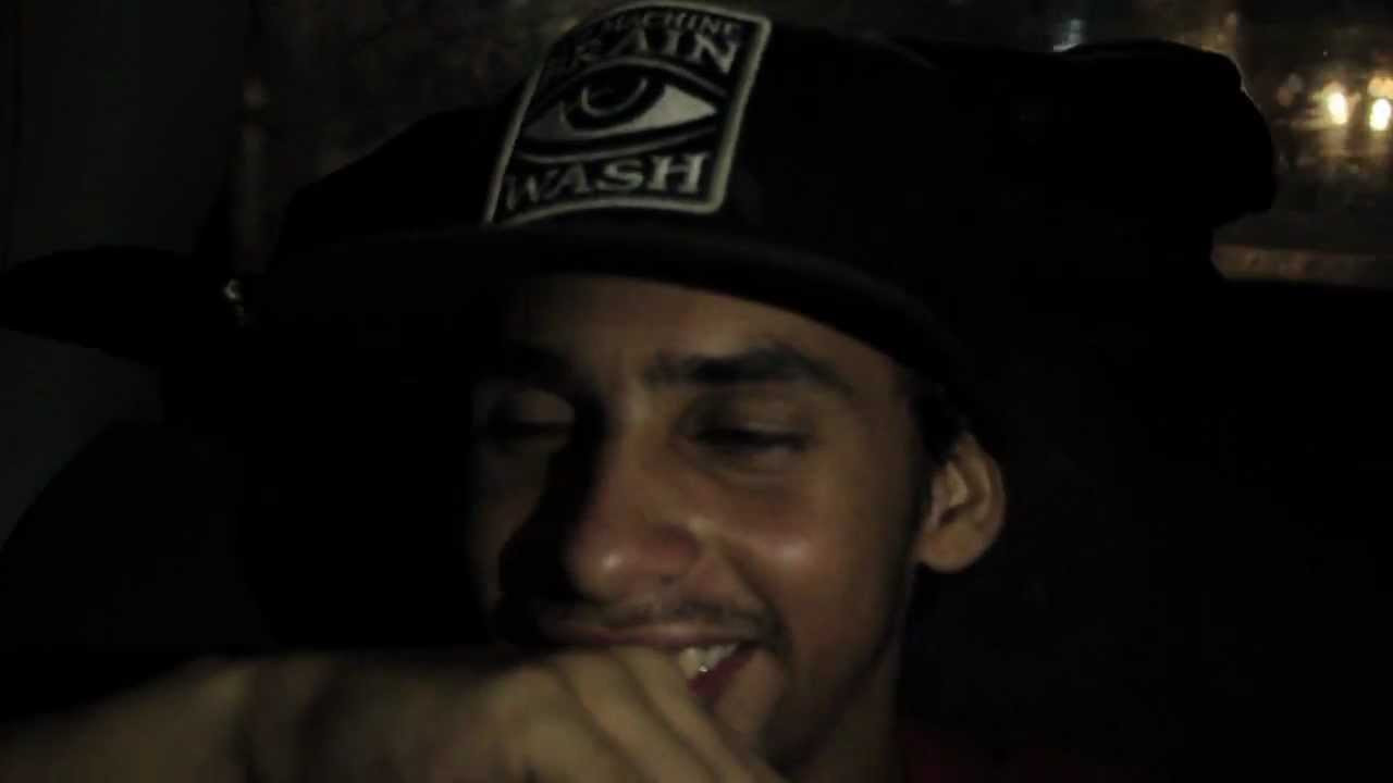 Alejandro Mendoza tiene una batalla nocturna en este clip.