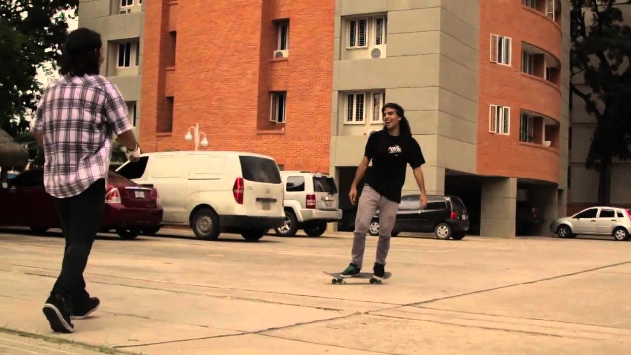 Nelson Camargo, corredor de La Catrina y que recientemente patino durisimo en su promocional "Buena Madera" no se cansa de hacer trucos y patina en este clip del lunes de Sin Oficio.