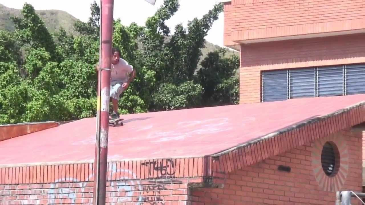 Carlos Tovar "El Morocho" no solamente es un experto volando en las piscinas, a veces sale a la calle y se lanza gaps como este.