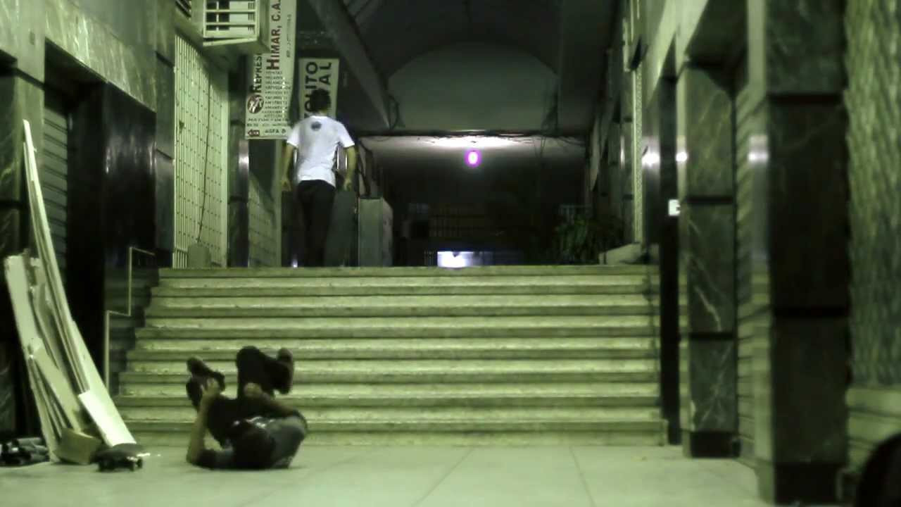 Otro lunes de Sin Oficio. En esta edición Juan Manrique "Mele", Nelson Lamas y Adrian Rodriguez patinan unas escaleras en El Clip Del Lunes.