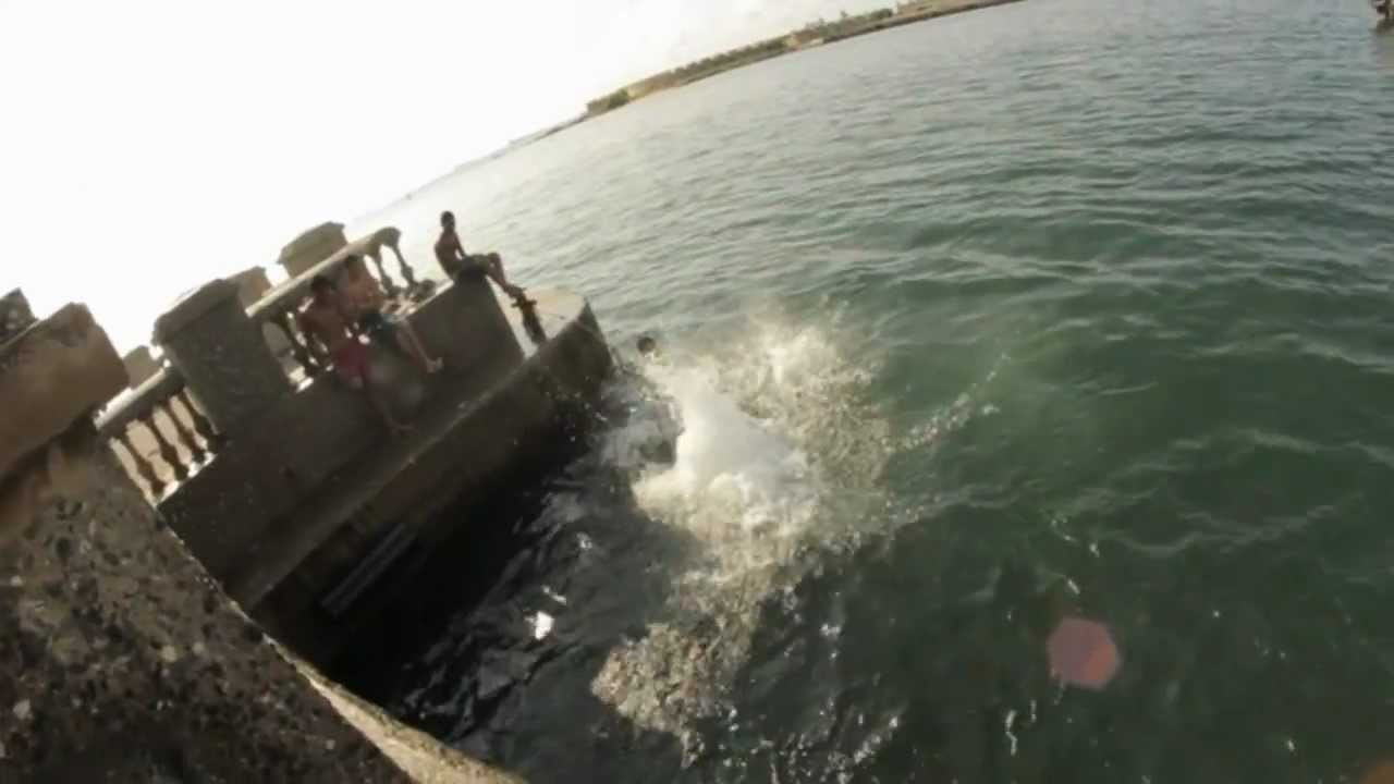 Nada mejor que unos cuantos trucos cerca de la playa y luego un chapuzón en el mar. Kliber Velásquez lo hace todo en este clip. Cultura Patinetera
