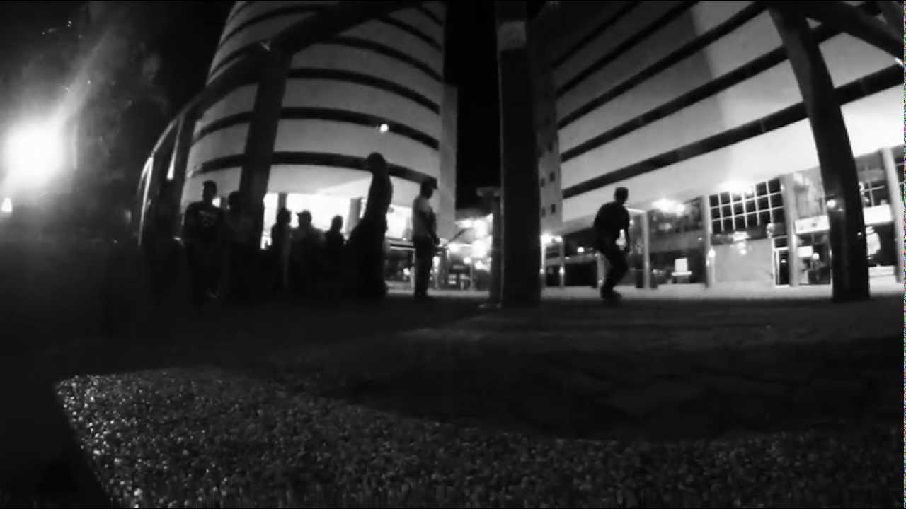 Sea de noche o de día Alejandro Mendoza "El Llanero", siempre está patinando y grabando trucos como estos.