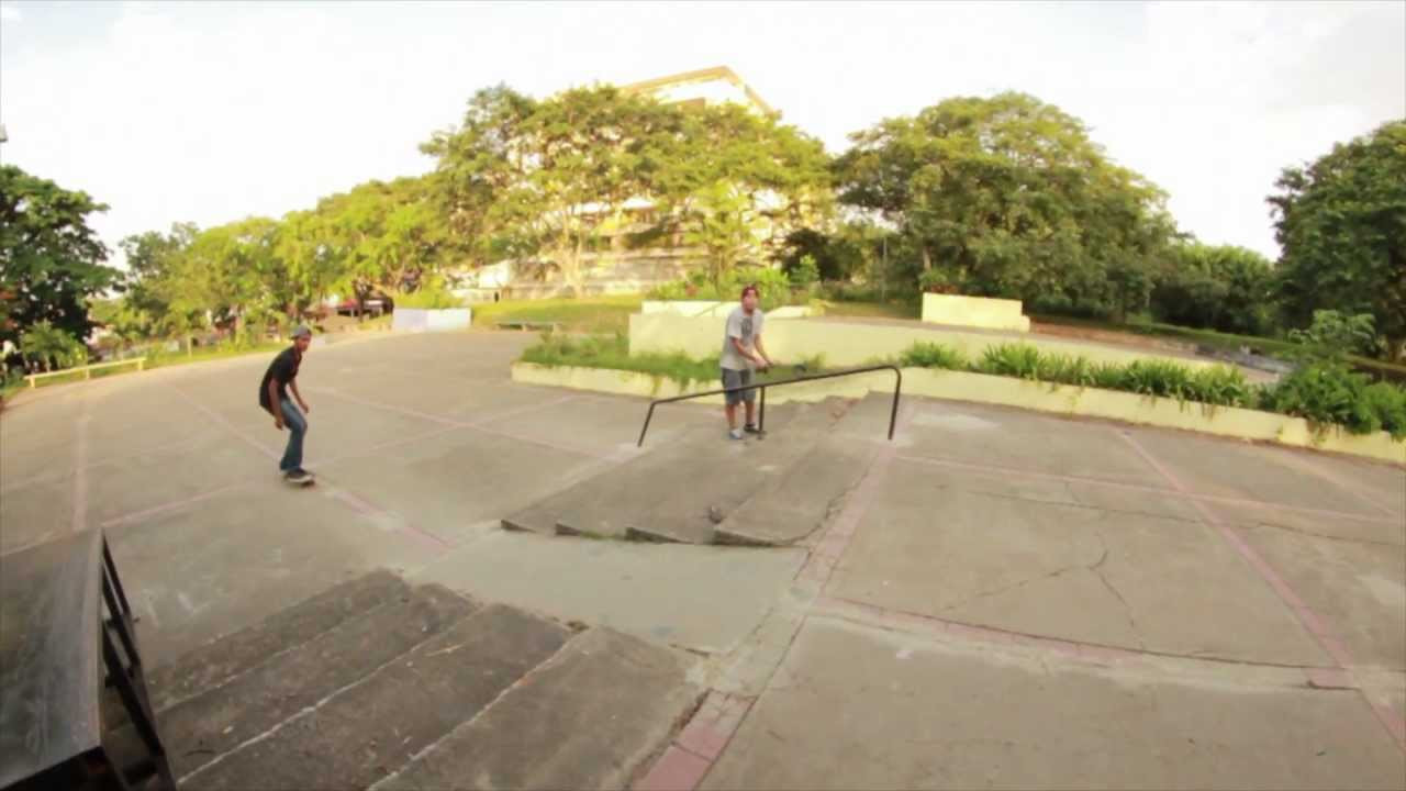 Una tarde en El Bosque no puede estar completa sin El Topo, así que aqui tienes unos cuantos trucos de quien probablemente más piel de los codos ha dejado en el legendario spot valenciano.