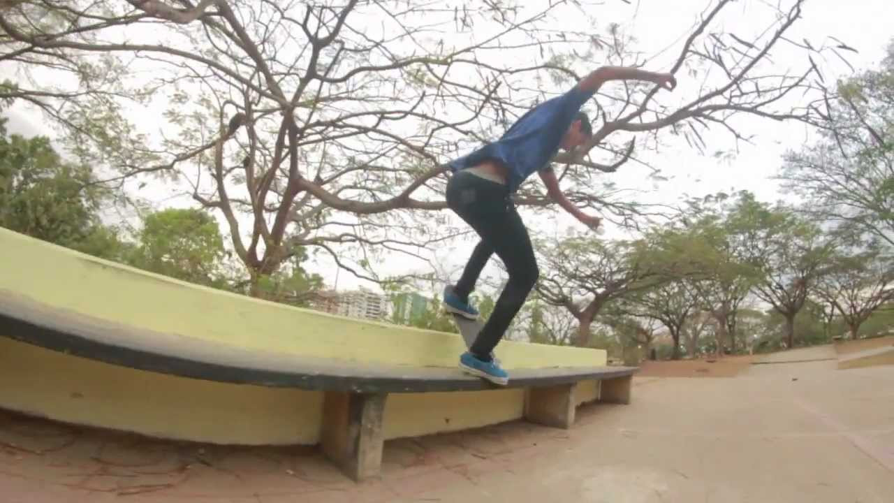Ya sabemos que no puedes empezar la semana sin el CLIP DEL LUNES, así que en este lunes de carnaval te traemos unas cuantas lineas de Andrés Castillo en El Bosque. Lo ideal para ver antes de salir a patinar en este feriado. CULTURA PATINETERA - www.culturapatinetera.com
