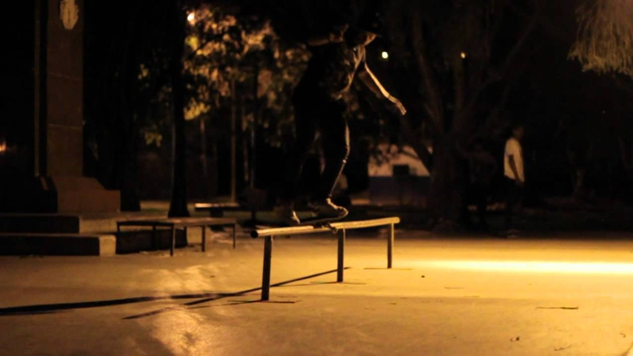 Tony Vengala hace par de trucos en el Clip Del Lunes de esta semana. Bien por Torreja! Cultura Patinetera www.culturapatinetera.com