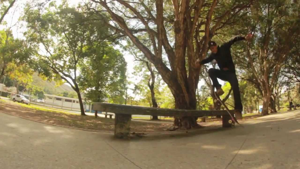 Para comenzar la semana con buen pie patinetero, como estamos acostumbrados, este lunes les traemos el Clip Del Lunes con Xavier "Codo" Guerrero y Pablo Gonzalez en la plaza de guaparo, disfrútenlo. CULTURA PATINETERA www.culturapatinetera.com