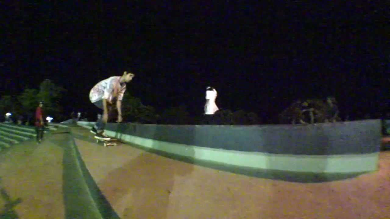 Estar en "La Isla" es estar en otro planeta, pero igual que en tierra firme no puede faltar la patineta. Disfruta de este clip con varios locales patinando.