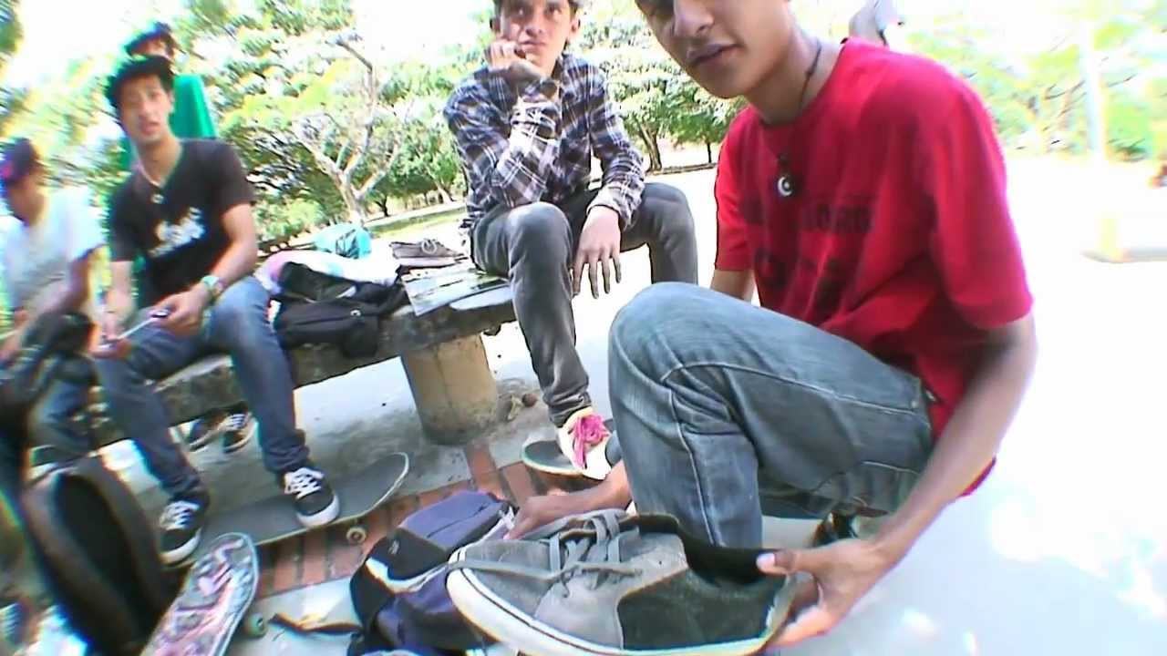 Con la búsqueda de hacer las cosas de patineteros para patineteros se llevó a cabo la primera edición del Mercadito Patinetero, una inicativa de los BeerDogz para que la comunidad patinetera llevara a Guaparo sus corotos de patineta para vender, cambiar o regalar; y así poder comprar desde revistas, tablas, zapatos, hasta ropa y videos a precios muy solidarios. ¿Que mejor que comprarle barato a otro patinetero? A continuación un pequeño resumen del primer, y al parecer no el último Mercadito Patinetero. Cultura Patinetera www.culturapatinetera.com