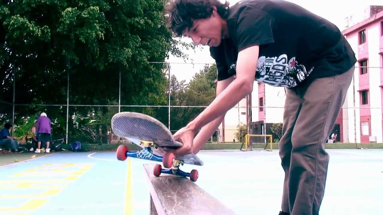 Para hacer un buen Frontside Feeble sólo debes poner los pies... mejor deja que Yasser Calderón te lo explique al detalle en este clip de Como Lo Hago. Cultura Patinetera www.culturapatinetera.com