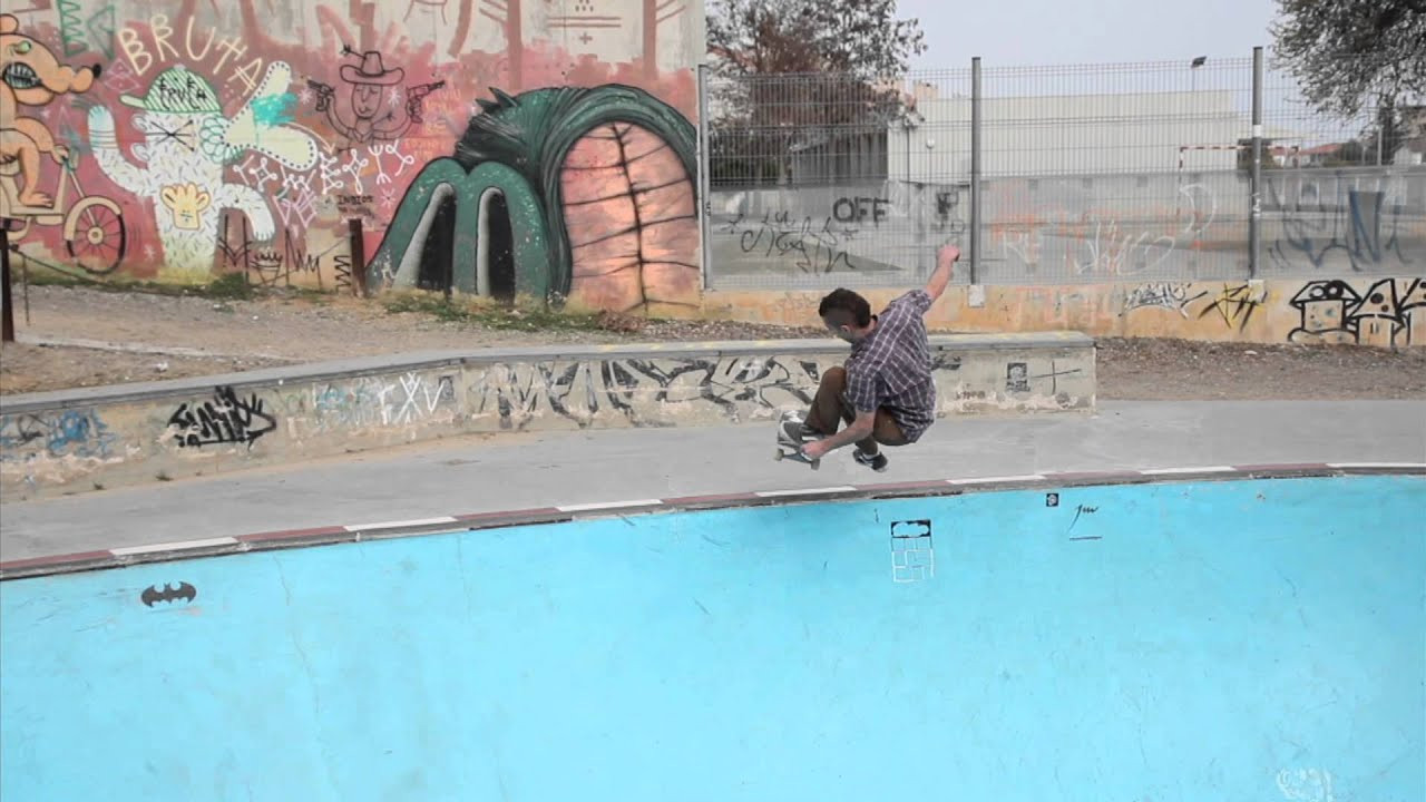 Adrien came all the way from Switzerland to Barcelona, escaping from the snow. Here you have a quick session in Premia de Dalt bowl.<br />Film & edit - Alex Braza<br />Music - Punk Rock Girl - Youth Oriented by Mark Phillips<br />www.jartskateboards.com<br />www.facebook.com/jartskateboards
