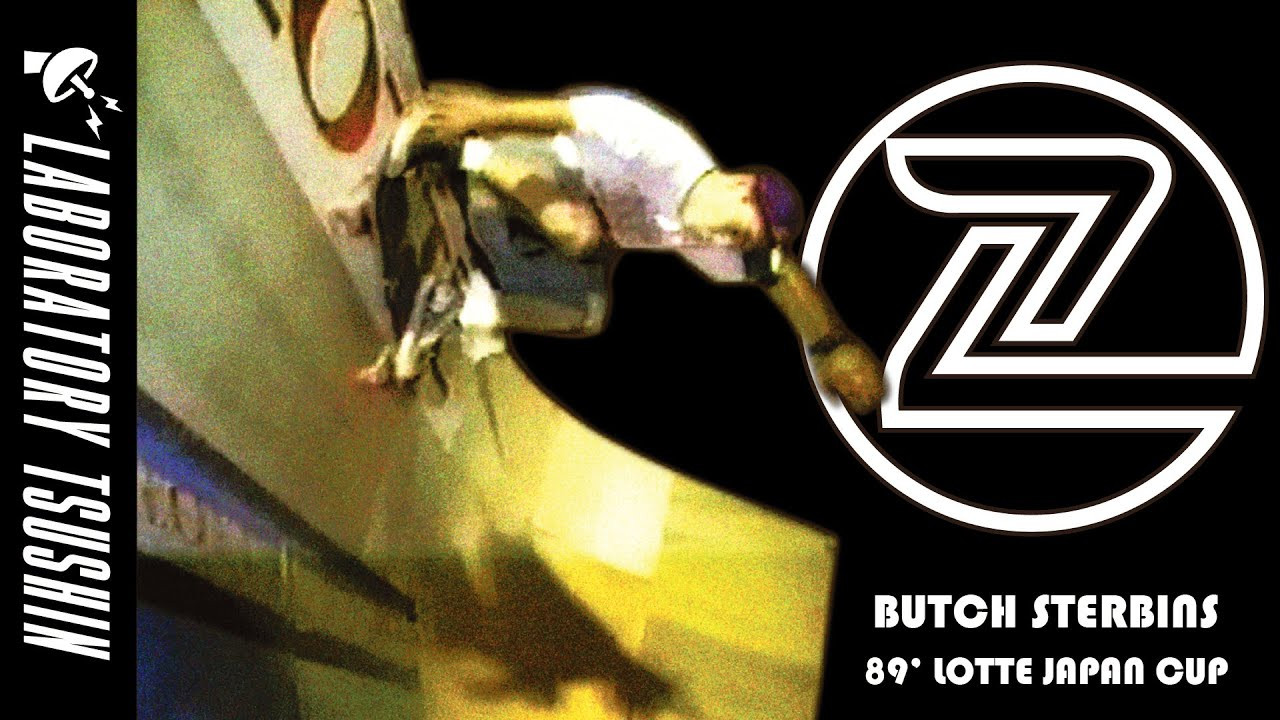 [ラボラトリー通信] Season2-2 Z-flex Skateboard / Lotte Japan Cup<br /><br />1989年に開催された伝説の大会 "Lotte Japan Cup"<br /><br />当時のトッププロが海外から招待選手とし参加する中<br />唯一自費で飛び込み参加する選手がいた。<br /><br />彼の名は Butch Sterbins<br /><br />Z-Flexの日本での知名度は、<br />この大会での彼の滑りが影響したことは明らかである。<br /><br />当時まだ少年だった森田貴宏も同じく彼に衝撃を喰らった一人で<br />後に偶然にも、とある場所で Butch 本人に出くわすのであった。<br /><br /><br />---------------------------------------------------------------------------------------<br />Z-flex製品のご購入はこちらから<br />↓<br />https://shop.fareastskatenetwork.com/?mode=grp&gid=2566596&sort=n<br /><br /><br />[ラボラトリー通信] <br />東京は中野のカスタムクルーザー、スケートボードショップ専門店 「FESN laboratory」から、スケートギアやスケートボードについての知識をお届けする番組です。<br /><br />FESN公式オンラインショップ<br />→https://shop.fareastskatenetwork.com/?mode=grp&gid=2566595&sort=n<br /><br /><br />----------------------------<br />監督 / Liu Puli<br />撮影 /伊波 繁太 <br />編集 / 伊波 繁太<br />映像提供 / Isao Itoh (Punk Skateboard and Old)<br />https://www.youtube.com/channel/UC1IKFNis7-psFu0BpEDYtmQ<br />司会/ Julius Yagihara<br />制作 / FAR EAST SKATE NETWORK<br />協力 / Z-FLEX SKATEBOARDS JAPAN<br />Special Thanks / <br />Keisuke Takimoto (SUNGROW WORKS INC.)<br />Akinori Hagiwara (FAT BROS),<br />Isao Itoh (Punk Skateborad and Old)<br />Tetsuya Mori<br />Yousuke Nakano (DUBBING HOUSE)<br />Hiroyuki Kanehara<br />Masafumi Kajitani (VHS MAGAZINE)