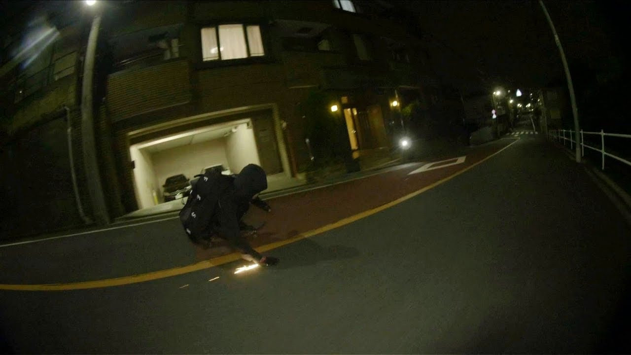 最近こう思うようになった。それはスケートする上で１番堪らないっていう興奮を覚えるのが実は実際にスケートをする直前だってこと。頭がスケートの準備をしながら色々な妄想にも似た想像をする。いざ滑り始めれば精神統一、心も体もそりゃスケートに夢中になる。だからそういう時は興奮状態というよりは脳はトリップ状態。考え違いを起こさないで欲しいが興奮はトリップとは違う。だから僕はスケートするまでの時間を存分に楽しむ。それと滑る時間は出来るだけ短い方が良い。その方が充実する。あんまり長い時間スケートしていると僕の場合はだれるだけだ。死体をレイプするより生きているバケモンと１回限りの本番をした方が今の僕には合っている。僕の言っている意味が分かるかいスケーター諸君。スケーターじゃない人にはさらに難解かもしれないこの感覚。いつもの狂気は何回だってやってくる。狂気は時に歓喜のフラッシュバックを僕に運んでくるが、同時に痛みのリスクも背負わせた。おかげで僕の体には７０を超える針痕が冬になると痛み出す。<br /><br />骨が折れているか？折れてないかの判断は痛みと熱の度合いで分かるんだ。後からやってくる痛みの前に、もう一度だけと自分にケジメをつける。ヤラレた後に時間が経ちすぎると体は正常に戻ろうと熱を持った所を冷まそうとして腫れ始め、いつしか関節は思ったようには動かない。そこに僕たちにとって１番厄介な恐怖心ってのがちらつき始めたら最後、もう２度とやる気は削がれていく。坂の途中、フロントトラックのシェークが起こって頭から前に突っ込んでいったヤツを見たことがある。5秒後には頭から血が噴水のように噴き出して僕はヤツの頭から噴き出す血を必死で掌で止めようとした。他人の血圧を掌で感じたことは後にも先にもたぶんあの１回だけだ。足首が曲がっちゃいけない方向に曲がって悶え苦しむヤツを見た。どう動かしても激痛が走る様子を僕も以前同じ痛みを味わったことがあるよって思いで担架に乗せるのを手伝った。あまりに強い衝撃に対する痛みの認識。それはいつだって時間差でやってくる。あまりにキツい衝撃に対する記憶の認識はいつもあやふやで曖昧だ。病院に担架で運ばれていく光景。天井しか見れないその光景。僕の傷口を洗い流す為に強力なバキュームで傷の中を洗浄する。20cm以上開いた傷口に入り込んだガラスの破片を１つも残らず全部吸い出す。気が滅入るがそれが現実。看護婦に僕の手を握ってもらいほんの少しの安心感を貰ってその痛みに耐えた。自分の中に流れる時間。待っていればなかなか来ないが、何かに没頭していると一瞬だ。痛みと格闘している時間。今思えば短いが、その時は実際長い。31年のスケートライフの間に自分に起こったハプニング。興奮と痛みの記憶はまるでシーソーに乗って遊ぶ好き者同士の逢い引きだ。だからこそ最近僕はこう思うようになった。待っている時間が長い程、楽しい時間も長くなる。もちろんそれには日頃の生活の行いが最も強く影響するから、日々の修練や鍛錬こそが第一事項。一歩一歩踏み出してゆっくりと加速する。何より堪らないのはその一歩一歩を踏み出すときだ。僕の狂気は昨日スケートで怪我した僕にこんなコラムを書かせてる。<br />column from Takahiro Morita 　(HIDDEN CHAMPION掲載)<br /><br />---------------------------------------------------------------------------------------<br />chrome industries × far east skate network<br />"METROPOLIS SKATE"<br /><br />videographer<br />TK<br /><br />photographer<br />Junpei Ishikawa<br /><br />rider<br />Takahiro Morita<br /><br />chrome industries<br />Wataru Hashimoto, Daisuke Takemori<br />Taishi Okuma, Natsuka Hayakawa<br /><br />vhs magazine<br />Tsuyoshi Matsuno, Tadayasu Otsuka<br /><br />---------------------------------------------------------------------------------------<br />CHROME INDUSTRIESとFESN laboratoryのコラボレーション、メッセンジャーバッグの登場です！<br /><br />CHROMEの大容量メッセンジャーバッグ "METROPOLIS"に、FESN森田貴宏が、自身のストリートクルージングをインスピレーションの源にしてアイディアを落とし込み、スケートデッキを完全に収納できる "METROPOLIS SKATE"が完成致しました！<br /><br />バッグのフロントラップ内側にスケートデッキをしっかり固定する工夫が施されているので、移動時にスケートデッキが抜け落ちる心配がありません。リアルスケーターにこそ使って頂きたい特別なメッセンジャーバッグです。<br /><br />size : W660 x H380 x D180 (mm) / 40L<br /><br /><br />11/18(月)から12/8(日)まで、FESN laboratoryにて受注を承ります。<br /><br />WEBでのご予約受付<br />http://shop.fareastskatenetwork.com/?pid=146949260<br />---------------------------------------------------------------------------------------<br />CHROME INDUSTRIES JAPAN<br />https://www.chromeindustries.jp<br /><br />VHS MAGAZINE<br />https://www.vhsmag.com/<br /><br />Far East Skate Network<br />http://fareastskatenetwork.com/<br />---------------------------------------------------------------------------------------