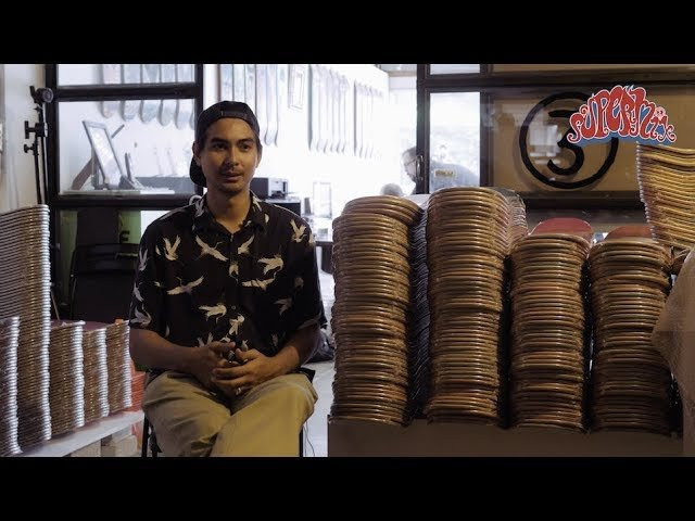 มาดูวีดีโอเบื้องหลังการถ่ายทำวีดีโอ ซูปเปอร์มิ๊กซ์ ของรุ่นใหญ่ เก่ง จักรินทร์ กันครับ สไตล์ไม่เหมือนใคร ชิวเหมือนเดิม!<br /><br />Preduce Selamat was released December 2018. Check out some behind the scenes footage of Geng Jakkarin, the smooth operator.<br /><br />Check back every week for more behind the scene SuperMix video! <br /><br />🔥 Follow us:<br />Facebook: http://fb.com/preduce<br />Skate Instagram: http://instagram.com/preduce_skateboards<br />Shop Instagram: http://instagram.com/preduceshop<br />💰 Online shop: https://www.preduce.com/collections/all<br /><br />#Preduce #PreduceSuperMix #SuperMixRaw #ThailandSkateboarding