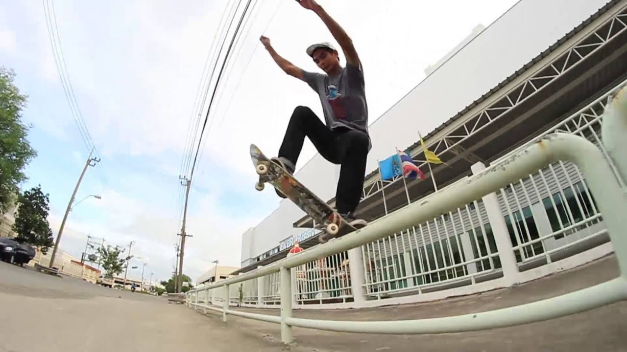 วีดีโอเบื้องหลังของเก่ง จักรินทร์ระหว่างถ่ายทำวีดีโอ "สวัสดี" ครับ! <br /><br />Watch a little behind the scenes clips of Geng Jakkarin while filming for "Sawatdee" video.<br /><br />www.preduce.com