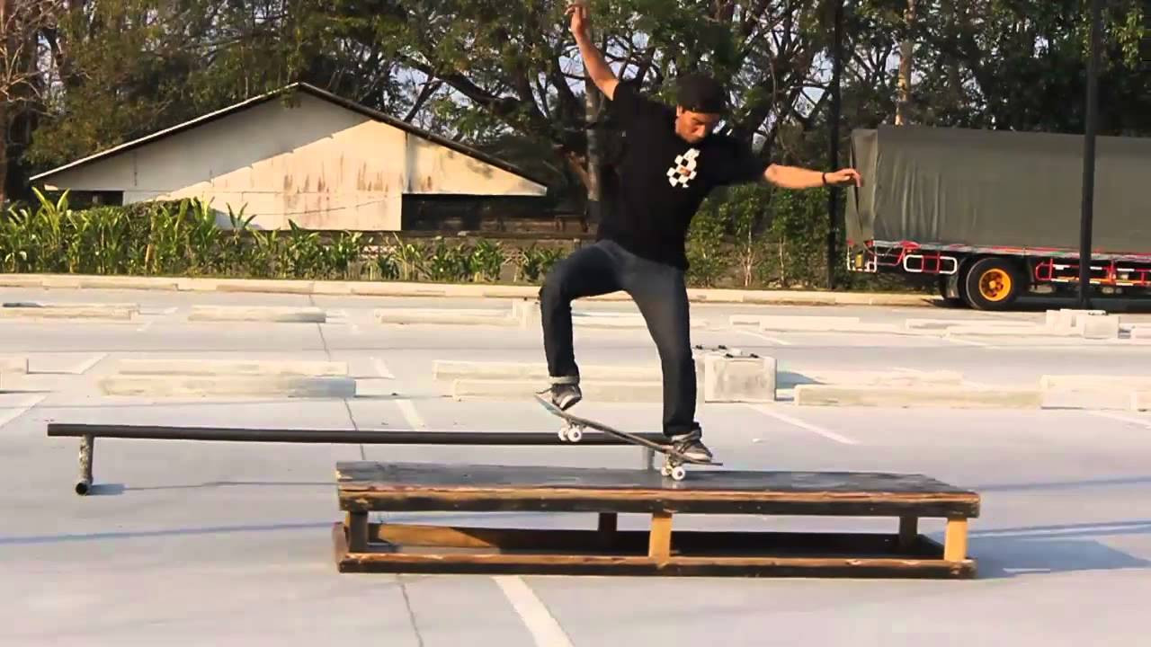 Summer break is over for kids in Thailand and they're back in school!<br /><br />Lert Saeri went back to school too in this commercial for Converse CONS.<br /><br />Music by Sanim Yok. Song: รีบ <br /><br />Filmed and edited by Omae Desu http://www.youtube.com/user/omaedesuomae<br /><br /><br /><br />