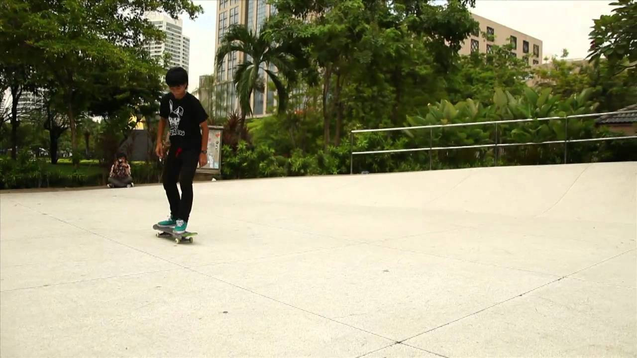 Mark Atipat vs. Songkran Boongerd<br /><br />For more info please visit http://www.facebook.com/ThaiSkateGame