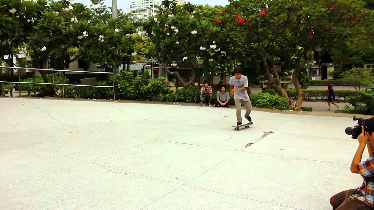 Ryan Sripaesatja vs. Es Siriwat<br /><br />For more info please visit http://www.facebook.com/ThaiSkateGame