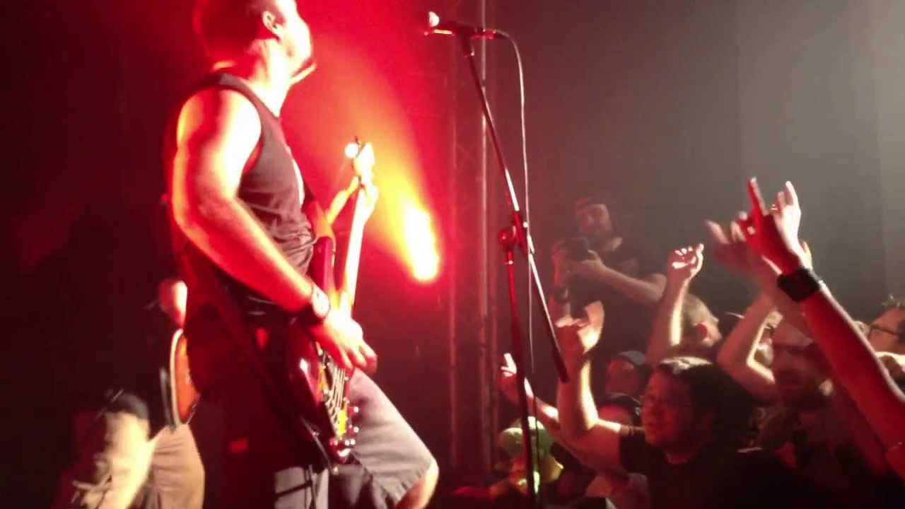 «Wall of death» durant le 500e show de MUTE au Cercle à Québec le 5 octobre 2013.<br /><br />Wall of death during a MUTE show at Le Cercle on October 15, 2013.