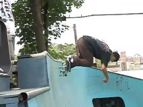 ELLIOTT'S EXTRAS 4: WELCOME TO HELLGATE<br /> ELLIOTTSEXTRAS.COM for all the extras and MORE.<br /> Footage of the notorious hellgate ramp. Featuring skaters such as Bro gumpright , Xeno , Fritz Mead, Doug Moore and Dan Carreiro . Dan and Fritz kill it in this one of course.<br /> <br /> Filmed and Edited by Elliott Vecchia