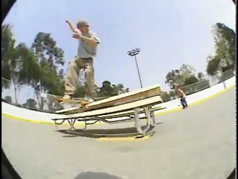 The éS Menikmati Long trailer from the DVD bonus extras