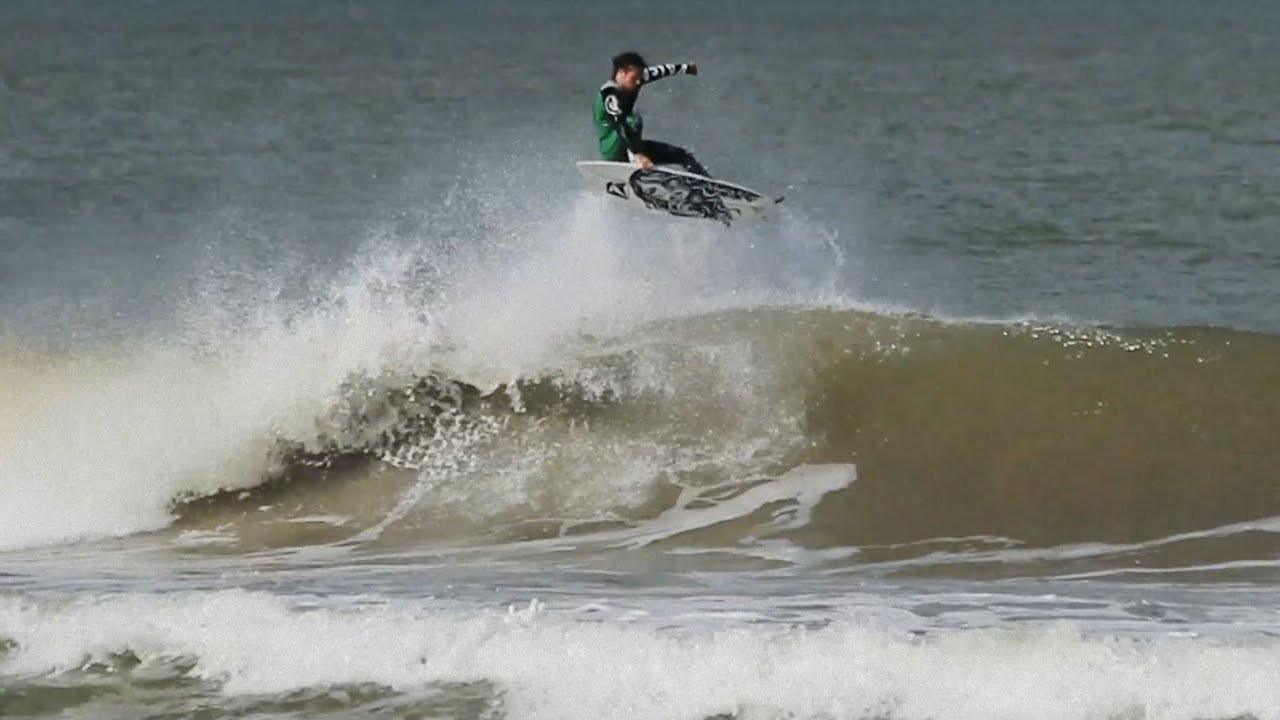 It's not a competition of who's on the weirdest mission. It's just a celebration of your mental calibration. Wavelengths flutter like a bird that's stuck in butter. Felling gray matter with a stack of cruddy clutter.<br /> Strange Brains<br /> <br /> from the strange brain of: alan fendrich<br /> <br /> edit: alan fendrich<br /> <br /> producers: matt shuster, <br /> <br /> - Music -<br /> Song: "In Pieces (Instrumental)"<br /> Artist: Torche<br /> Release: Harmonicraft<br /> iTunes: http://georiot.co/3dUT<br /> 12" Vinyl: http://volcoment.spinshop.com/details/145417<br /> - www.volcoment.com -<br /> - www.torchemusic.com -<br /> <br /> <br /> <br /> capturers: pablo aguiar, joao jucoski, renan jensen, osvaldo pok junior, michelangelo bernardoni<br /> <br /> theme song creators/performers: ozzie wright, mike aho<br /> <br /> strange brains graphics: ozzie wright, mike aho<br /> <br /> veeco productions