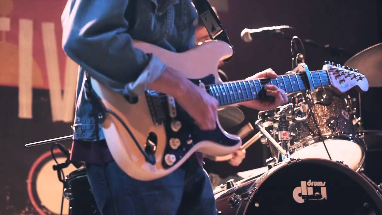 Spanish new-comers Da Souza's power-pop sound saw them handpicked to support Wavves at our Make Noise gig at Sala Apolo, Barcelona.<br /><br />Converse Make Noise is a celebration of undiscovered music talent in Spain. For more information on how to take part, visit www.converse.es<br /><br />Track: "Fugaç" by Da Souza<br />http://dasouza.bandcamp.com/