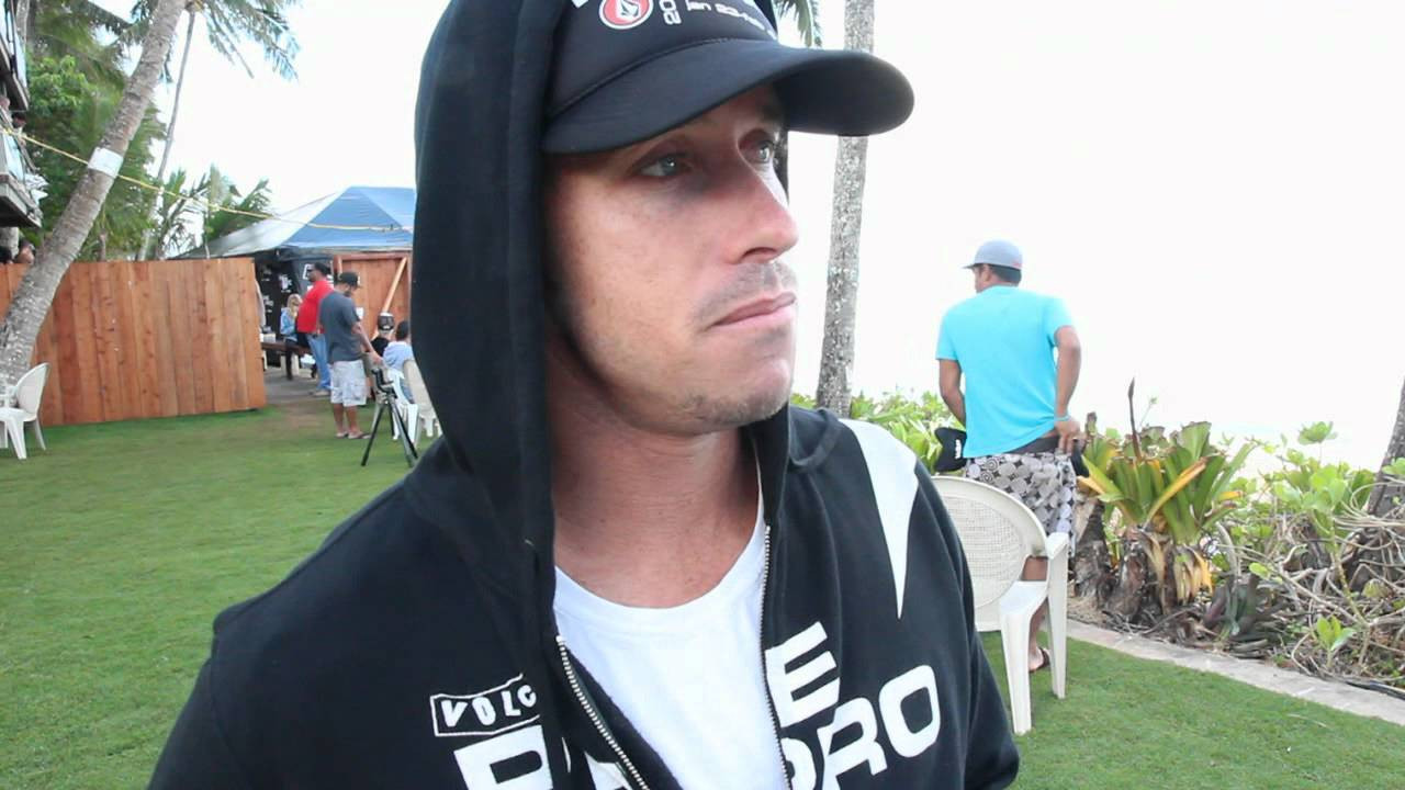 Matt Bemrose, the man providing the Volcom Pipe Pro the lucid speak gives a morning run down on how conditions will pan out today. Thrown of the jet skii earlier this morning whilst roving the lineup, the man is right where the action happens.