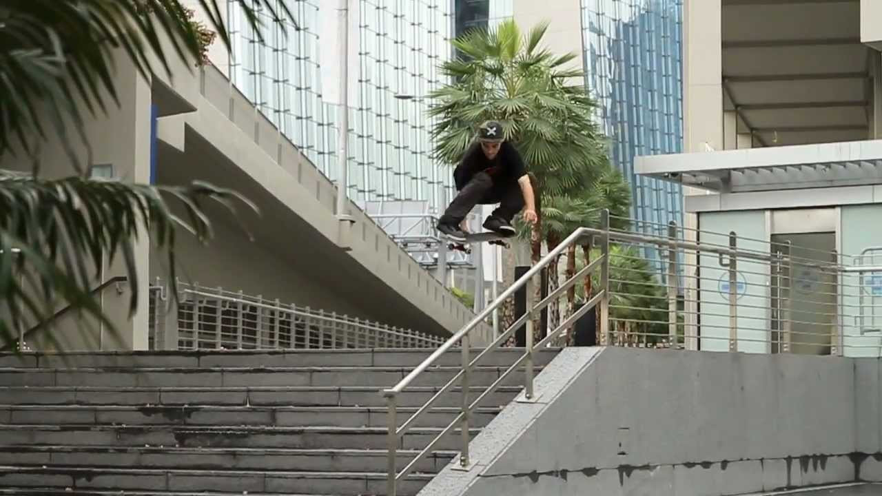Past November 2011 some of the Spanish Volcom skate team flew to Singapore, The Lion City. Dani Lopez, Manuel Alvarez, Alain Saavedra and Alain Goikoetxea accomplished the mission: shred every single spot in their way for a week. Sometimes they were kicked out by police and sometimes they had to skate even under the rain. Here are some pics and the clip filmed and edited by Dani Garcia. Don´t forget to check the photo report in DOGWAY issue # 92. Go for it!!<br /> <br /> El pasado Noviembre 2011 algunos miembros del team Volcom volaron a Singapur, La ciudad del León. Dani Lopez, Manuel Alvarez, Alain Saavedra y Alain Goikoetxea cumplieron la misión. Que no era otra que destrozar cada spot en su camino. A veces les echaba la policía y a veces tuvieron que patinar bajo la lluvia. Pero lo consiguieron. Aquí teneis unas fotos y el video filmado y editado por Dani García. No olvidéis echar un vistazo a la DOGWAY número 92 para ver el reportaje completo. Corre al kiosco!!<br /> <br /> - Music -<br /> Song: "La Hechicera de la Jeringa"<br /> Artist: Premonition 13<br /> Release: 13<br /> iTunes: http://georiot.co/3Z5M<br /> 12" Vinyl: https://store.volcoment.com/item/116861