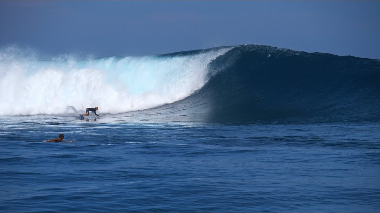 Really fun waves yesterday in the Northern Mentawais, with a little bump in the swell and glassy conditions for most of the morning. The weather can be pretty unpredictable here though, and our session was cut short by a squall bringing some torrential rain and strong wind! <br /><br />We're excited to be partnering with www.surf-forecast.com - the best free forecasting website out there. Please check out their site for over 7,000 surf locations and free 12 days forecasts.<br /><br />If you like the content, please subscribe to the channel here: http://bit.ly/2NPrV5H<br />_____________________________<br /><br />OUR AMAZON STORE: https://www.amazon.com/shop/globalzoo-surfingvideos?ref=ac_inf_tb_vh <br /><br />GEAR WE USE FROM AMAZON: <br /><br />Our camera: https://amzn.to/3XHjiMe <br />Our drone: https://amzn.to/3HauKJg <br />Our main lens: https://amzn.to/3Jo9qCU <br />Our other lens: https://amzn.to/3Ji9XWW <br />Our main tripod: https://amzn.to/3Y6yUZG <br />Our second tripod: https://amzn.to/3Hh9EsJ <br />Our second tripod head: https://amzn.to/3WPpsbQ <br />Our camera bag: https://amzn.to/3HdvTzH <br />The laptop we edit on: https://amzn.to/3Hdwb9L <br />Our external hard drive: https://amzn.to/3Y2lJc0 <br /><br />_____________________________<br /><br />Social media accounts:<br />Instagram: https://www.instagram.com/global.zoo.co/?hl=en<br />Facebook: https://www.facebook.com/Global.Zoo.Co<br /><br />_____________________________<br /><br />DISCLAIMER <br />Some of the links above are affiliate links, where I earn a small commission if you click on the link and purchase an item. You are not obligated to do so, but it does help fund these videos in hopes of bringing value to you! <br /><br />#Surfing #Surf #Indonesia #Mentawai #GlobalZoo #SurfForecast
