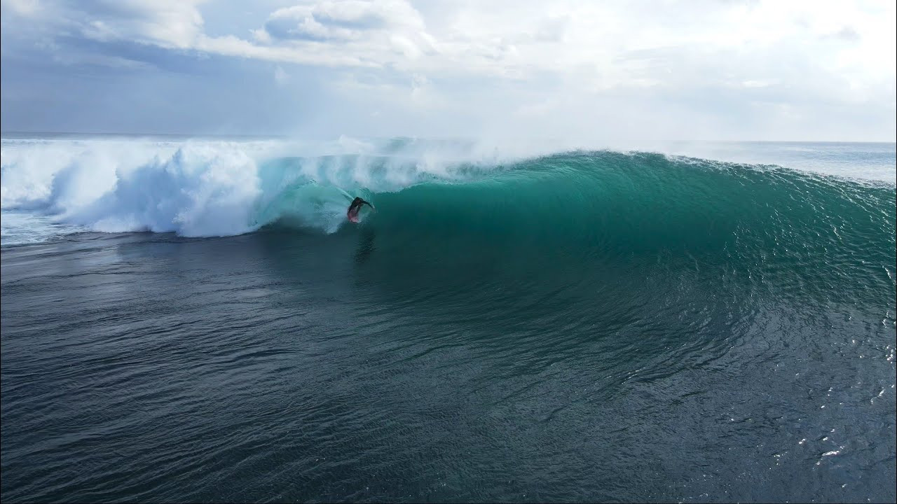 Please watch in 4k for best viewing experience!<br /><br />There's only one Skeleton Bay, but Lombok's Desert Point was doing a mighty fine impression of it the other day. After waiting for a long time for the swell season to kick off here in Indo, it was great to see one of the best waves in the world spring into life with some epic tubes going down.<br /><br />We're excited to be partnering with www.surf-forecast.com - the best free forecasting website out there. Please check out their site for over 7,000 surf locations and free 12 days forecasts.<br /><br />If you like the content, please subscribe to the channel here: http://bit.ly/2NPrV5H<br /><br />IF YOU WANT TO CREATE SURF VIDEOS LIKE THIS CHECK OUT THE GEAR WE USE FROM AMAZON: <br /><br />Our camera: https://amzn.to/3XHjiMe <br />Our drone: https://amzn.to/3HauKJg <br />Our main lens: https://amzn.to/3Jo9qCU <br />Our other lens: https://amzn.to/3Ji9XWW <br />Our main tripod: https://amzn.to/3Y6yUZG <br />Our second tripod: https://amzn.to/3Hh9EsJ <br />Our second tripod head: https://amzn.to/3WPpsbQ <br />Our camera bag: https://amzn.to/3HdvTzH <br />The laptop we edit on: https://amzn.to/3Hdwb9L <br />Our external hard drive: https://amzn.to/3Y2lJc0 <br /><br />_____________________________<br /><br />Social media accounts:<br />Instagram: https://www.instagram.com/global.zoo.co/?hl=en<br />Facebook: https://www.facebook.com/Global.Zoo.Co<br /><br />_____________________________<br /><br />DISCLAIMER <br />Some of the links above are affiliate links, where I earn a small commission if you click on the link and purchase an item. You are not obligated to do so, but it does help fund these videos in hopes of bringing value to you! <br /><br />#Surfing #Surf #Indonesia #Lombok #DesertPoint #GlobalZoo #SurfForecast