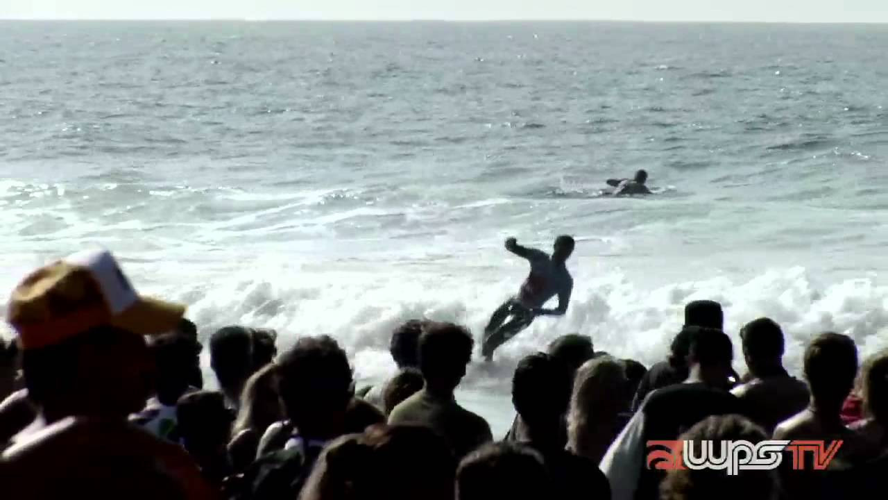 You've spent half the day finding a park, have hot-footed to the event, you're unsure what the commentators are saying, don't have a programme, and are wondering what the dickens is going on. <br /><br />If this is the predicament you've found yourself in, there's a surefire way to work out when the MSF Expression Session is on? Because everyone's wearing a split watermelon smile. The competitors area empties out and everyone's on the happy gas for some godsforsaken reason.<br /><br />For years, Greville Mitchell, patron saint of all things pro surfing, through his Mitchell Surfing Foundation, has been putting on the MSF Expression Sessions: for two reasons; a chance for the crowd to watch their heroes competing in an unrestrained, non-tactical environment; and a chance for the surfers to loosen the screws and win a bootload of extra cash.