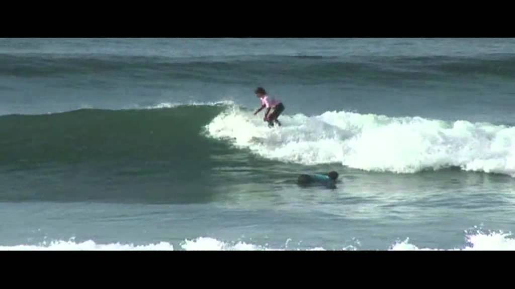 (video em portuges) On an otherwise bleak winter's day the city of Porto comes alive with children for the Saca Juniors, Tiago Pires' contest for the Portugese kiddos. <br />Tireless Tiago certainly don't shirk his superstar responsibilities -- he also puts on the WPS Surf With The Pros campaign during the Rip Curl Pro at Supertubes -- and teams with national telco TMN to put the series on for the grubs.<br />"Right now, the level of surfing at home is moving in faster leaps than in any other place I've been to, the enthusiasm is unbelievable, and this is what gets me involved, it's what gets me stoked."