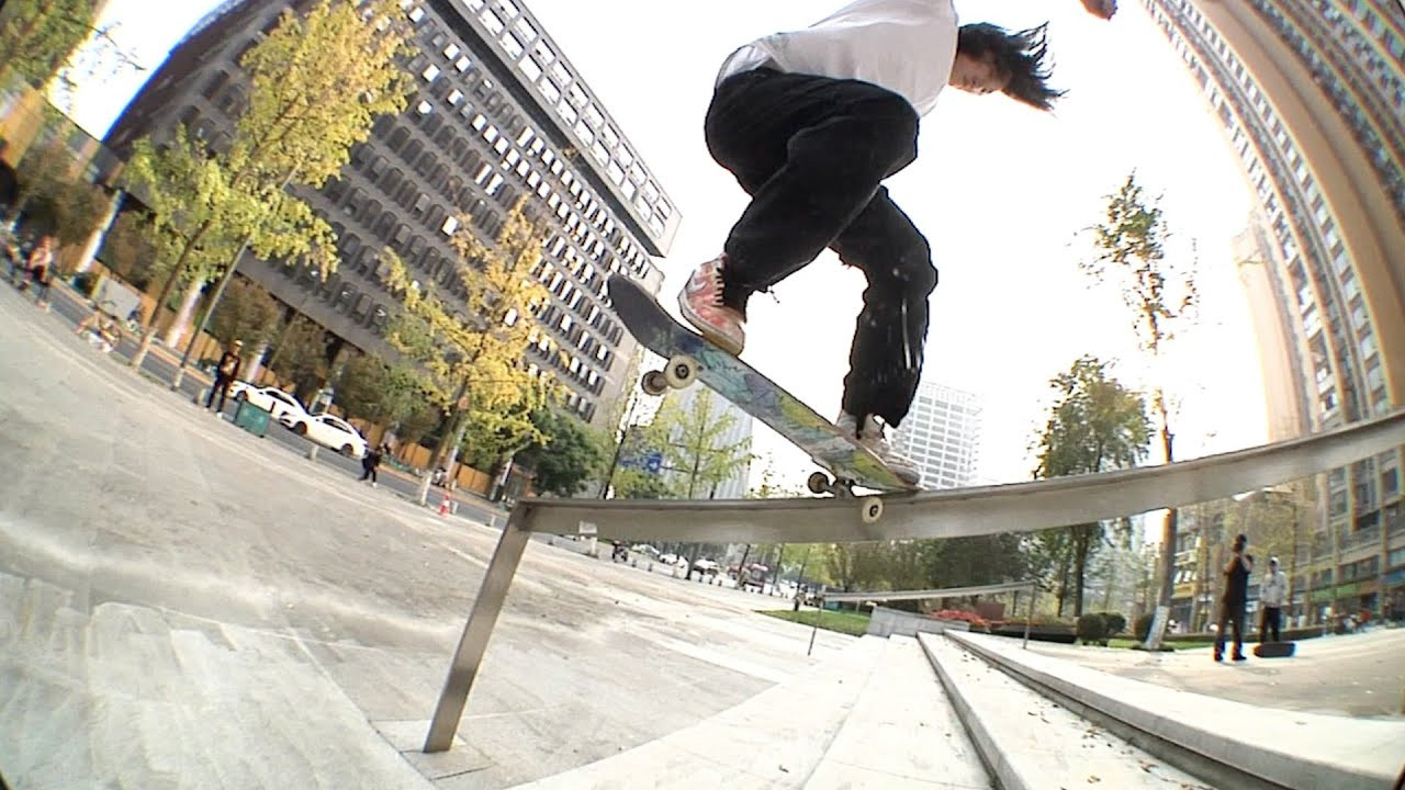 From NYC bodegas to food carts across the globe, street food fuels skateboarders on their never-ending journey through concrete jungles.<br /><br />In China, street food vendors known as "hawkers" play a vital roll sustaining a skate diet, so we ventured to Guangzhou and Chengdu to sample the perfect spots and equally tasty hot pots for the launch of the Street Hawker Dunk Low.<br /><br />Featuring Che Lin, Xi Gua, Xiang Tian Yi, CK, Mouse, Brandon, and Benjamin Mullinkosson.<br /><br />Learn more: https://www.nikesb.com/the-vault/striped-box-era/nike-sb-street-hawker-dunk-low<br /><br />More from Nike Skateboarding<br />Official website: https://www.nikesb.com/<br />Instagram: https://www.instagram.com/nikesb <br />Twitter: https://twitter.com/nikesb