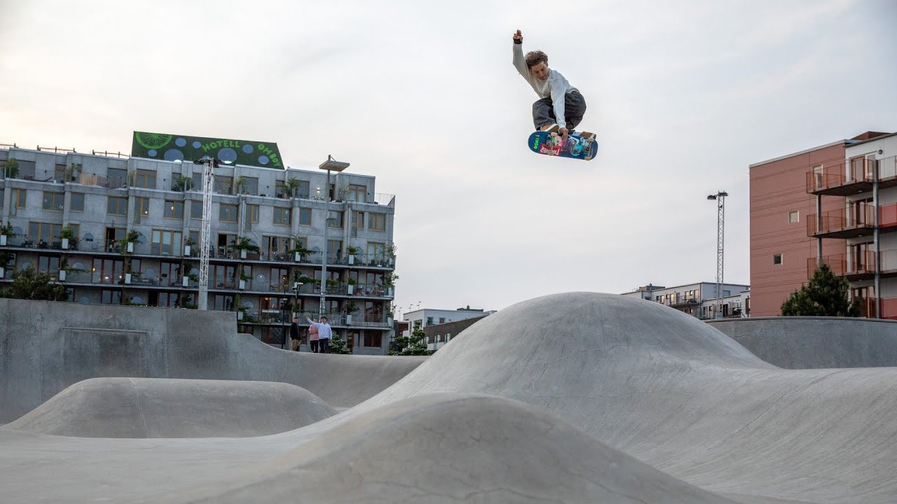 The young gun rips anything in his path: from pools to parks to sketchy banks, hangs with the canine homies and finds ways to get extra air just about anywhere he goes. Check the Extras from Oski Rozenberg's Orange Label part.<br /><br />Watch Oski's Orange Label part here: https://youtu.be/-6MLJbP_BZc<br /><br />Find an authorized Nike SB retailer here: https://www.nikesb.com/shops<br /><br />More from Nike Skateboarding<br />Official website: https://www.nikesb.com/<br />Instagram: https://www.instagram.com/nikesb <br />Twitter: https://twitter.com/nikesb