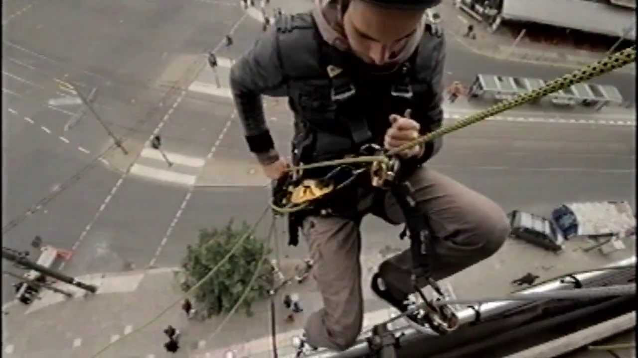 Berlin based street art duo Trashcats took paint and winches to add their own #GetLoud twist to our billboard.<br /><br />Find out more about the artists at their individual sites here http://deedeekid.com and here http://bigadi.tumblr.com<br /><br />Track: Hot Lunch "Hit The Deck"