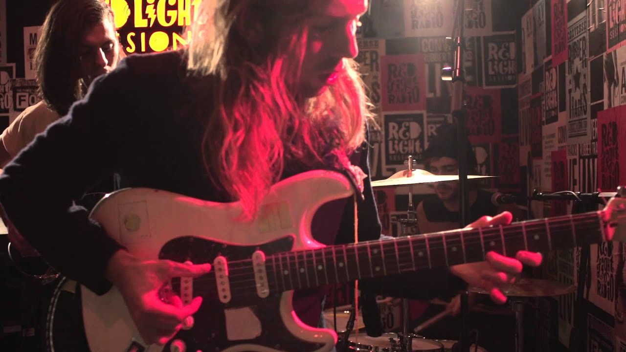 Boston trio Quilt stopped by Converse Rubber Tracks to hang out with the Red Light Radio crew and perform a live version of "Arctic Shark".<br /><br />For more on Red Light Radio: www.redlightradio.com<br /><br />For More on Quilt:<br />http://quiltmusic.bandcamp.com/<br />https://www.facebook.com/quiltmusic<br /><br />Quilt - "Arctic Shark" b/w "As We Follow" 7": http://www.mexicansummer.com/shop/quilt-arctic-shark-bw-as-we-follow/