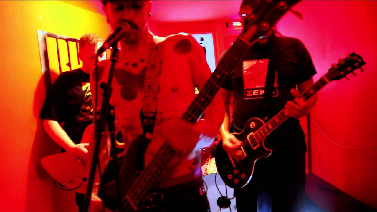 Fresh from their day at our pop-up Rubber Tracks studio in Amsterdam, four piece Dutch band SNOWBURNER dropped in to Red Light Radio to record this hot and sweaty live session for us.<br /><br />Track: "The Jester"<br /><br />For more Red Light Sessions, visit redlightradio.net