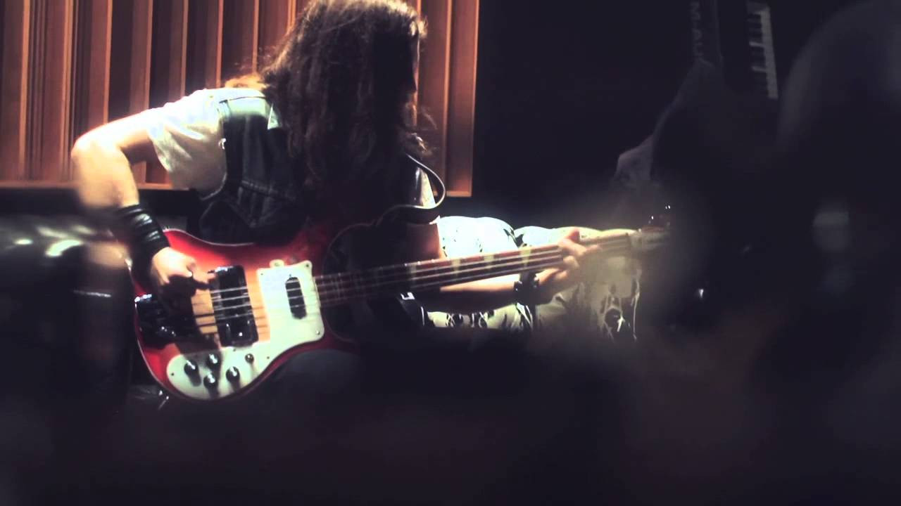 The single "Watching Every Channel at Once" by Slonk Donkerson is this week's "Track of the Week". The three members immediately jumped into the recording process as soon as they entered the studio, setting up gear, testing out the instruments and playing around with the sound. <br /><br />For more info on Slonk Donkerson:<br />http://www.slonkdonkerson.com<br />https://www.facebook.com/SlonkDonkerson.music<br />https://twitter.com/SlonkDonkerson<br /><br />For more on Converse Rubber Tracks:<br />www.converse.com/rubbertracks