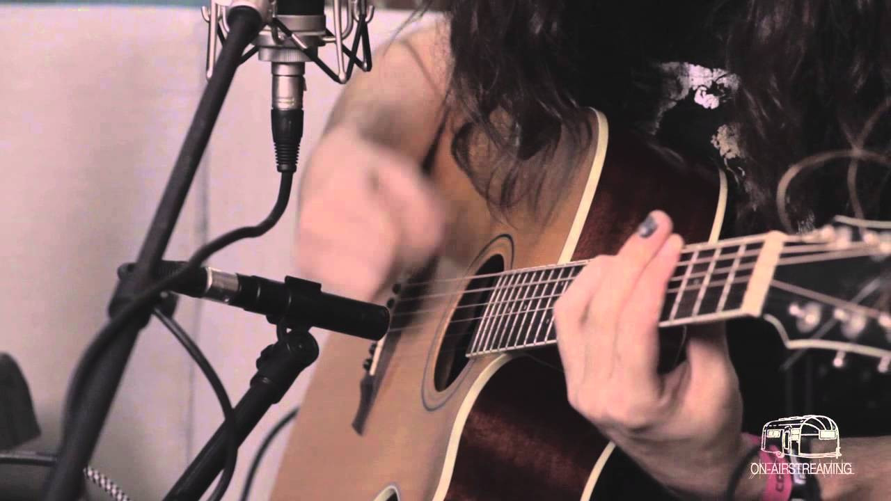 On-Airstreaming brought one of our SXSW 2013 Rubber Tracks artists, Featherface, into their studio to film this intimate performance of their track "White Light Calls".<br /><br />To see other performances, please visit http://www.on-airstreaming.com