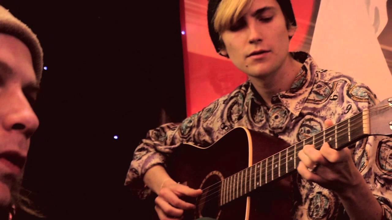 Before they took to the stage at Pitchfork Paris, DIIV hopped on the Converse bus to play the last in our Pitchfork Takeaway series, and this intimate acoustic set at a Parisian cafe.<br /><br />Track: "Home"
