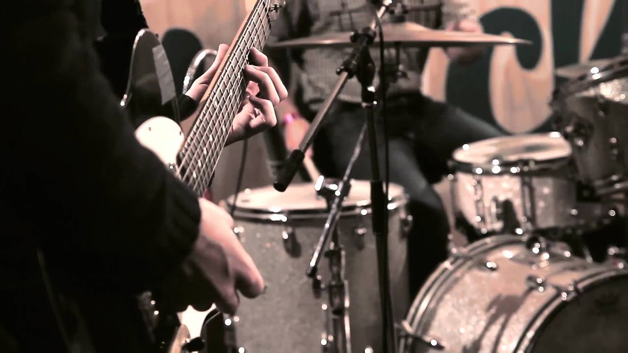 Midland, ON natives Born Ruffians stopped by our Montréal Converse Rubber Tracks studio to tear through the unreleased track "6-5000". Watch out for Born Ruffians' third record set to release early 2013!<br /><br />More on Born Ruffians:<br />https://www.facebook.com/BornRuffians<br />http://www.bornruffians.com<br />http://www.twitter.com/BornRuffians<br /><br />Buy: http://paperbagrecords.com/artists/born-ruffians<br /><br />More on Converse Rubber Tracks:<br />http://www.converse.com/rubbertracks