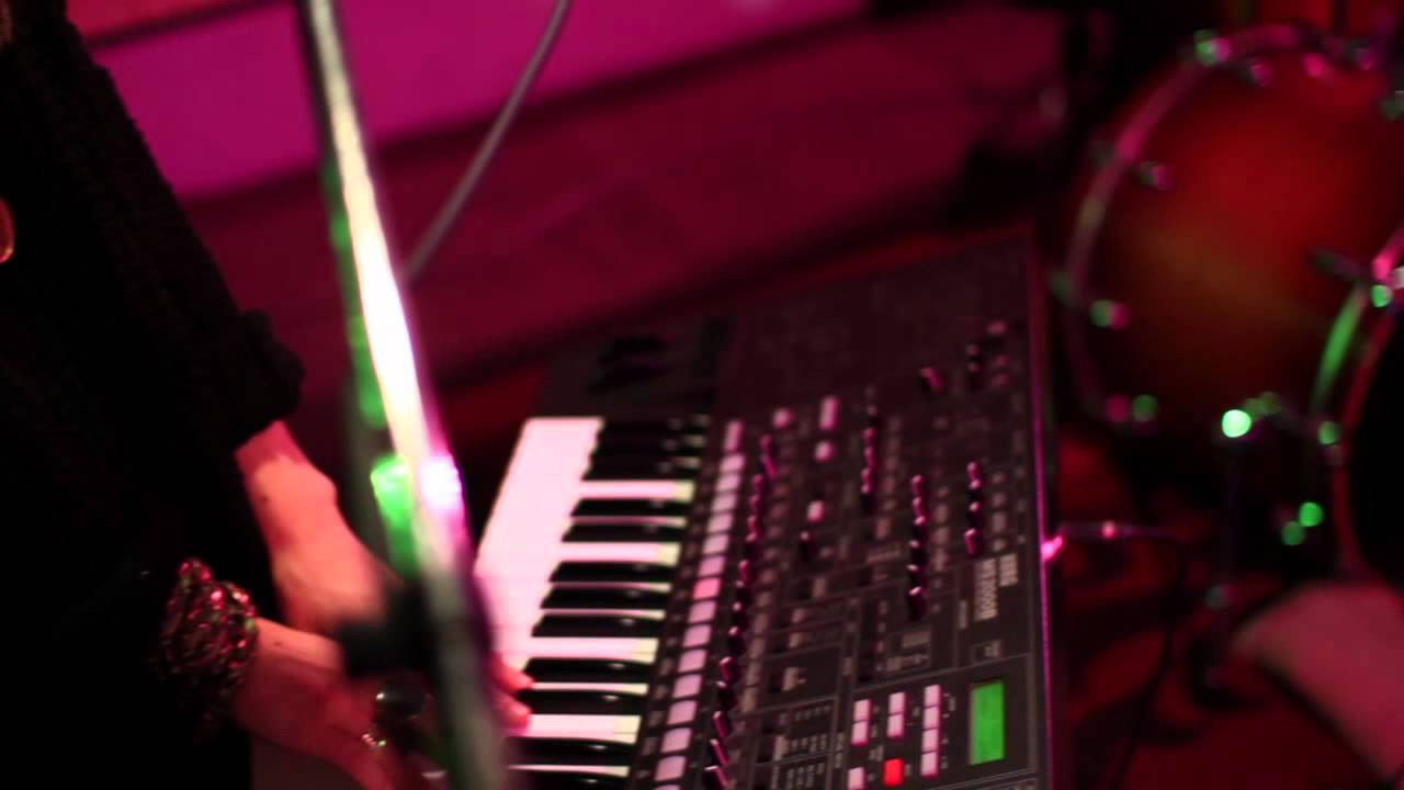 During NXNE The Hundred in the Hands stopped by the pop-up Converse Rubber Tracks studio in Toronto for a live performance of "Faded".<br /><br />To learn more visit: http://www.converse.com/rubbertracks