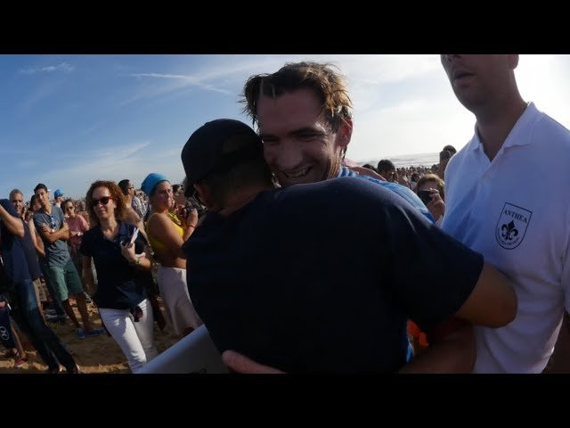 John John Florence takes you through his alternative duck dive technique, Filipe Toledo teaches you how to do full rotations, and Simpo disrupts the title race in the latest #TOURNOTES.