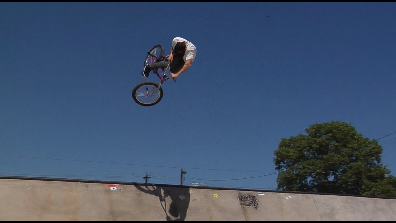 It's my pleasure to bring you this eight minute video oozing in style and good times. Chase Hawk and Tom Dugan combine powers to form an eight minute edit for the people, made by Devon Hutchins and Empire. From House Park to the streets, both Tom and Chase flex their fingers to get their cardio on.<br /><br />http://empirebmx.com<br />http://ridebmx.com