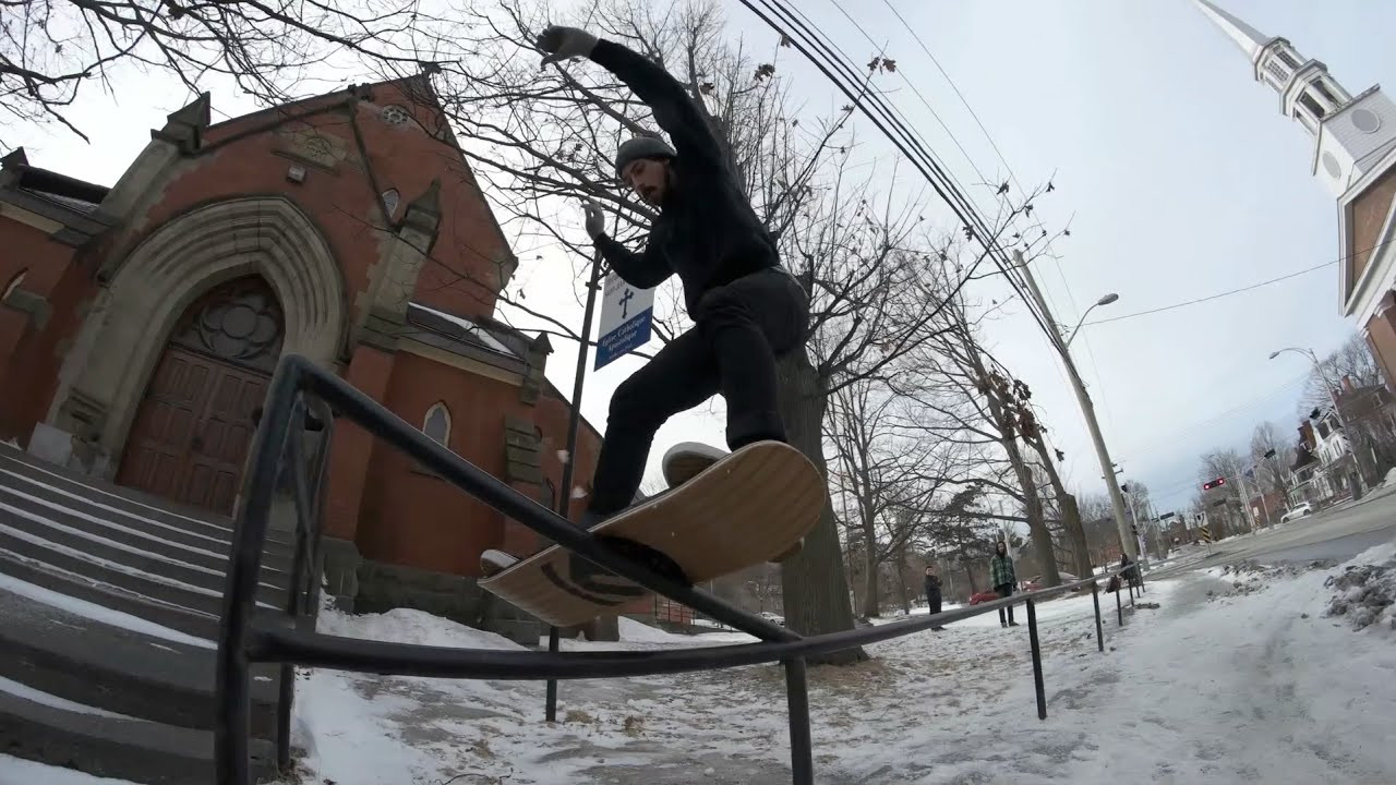 OUTDOOR ADVENTURES #6 | One more fun day in Sherbrooke with Josh Oakes and Dave Engerer. Battle royal for a poutine!<br /><br />FOLLOW US<br />Website: https://ambitionsnowskates.com<br />Instagram: @ambitionsnowskates<br />Facebook: https://facebook.com/AmbitionSnowskates<br />Snapchat: ambsnowskate<br />Twitter: @ambitionsnow<br /><br />RIDERS<br />Dave Engerer<br />Josh Oakes<br />Charles-Olivier Simard<br />Alan Gerlach<br /><br />OUTRO SONG<br />Strange Broue - Electric Blizzard