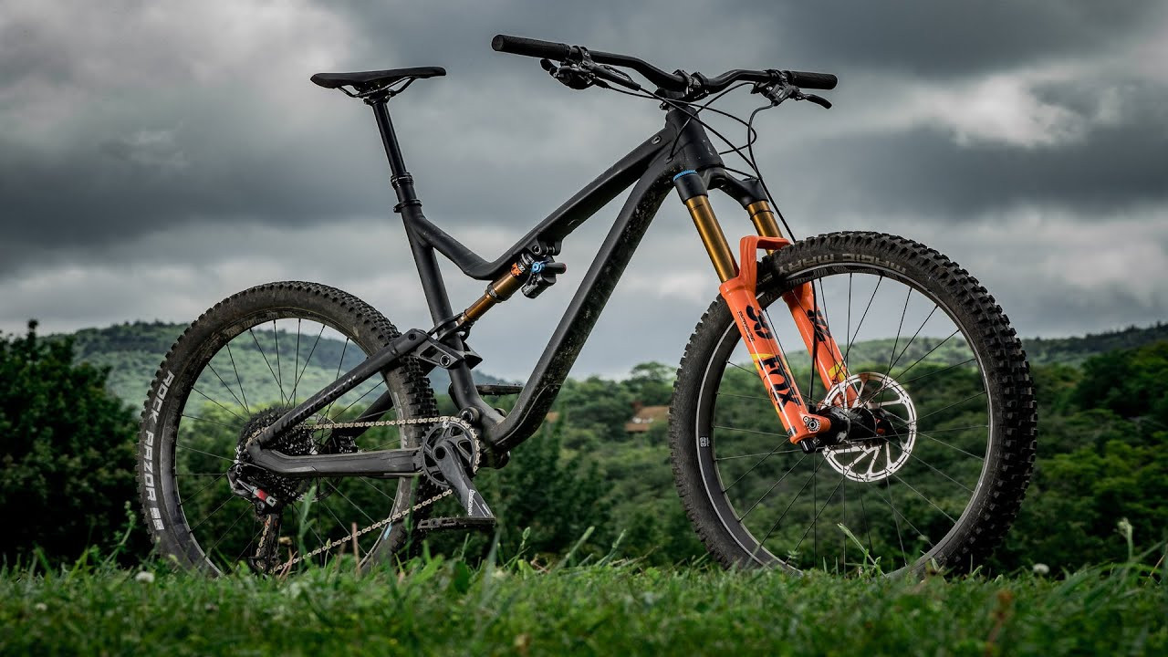 This alloy beast is decked out with high-end… everything. It’s not the strongest climber, but it may be the strongest park bike. It jumps well, it looks good, and it floats over high-speed chop like a champ. We eventually forgot it wasn’t carbon.