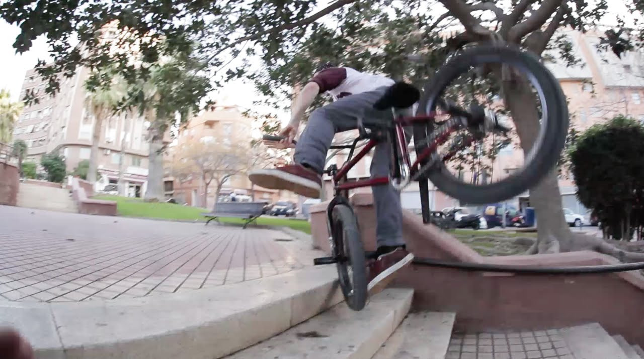 Sam Jones got away with his life just about after the handrail he hit snapped off....<br /><br />Filmed By Calum Earnshaw