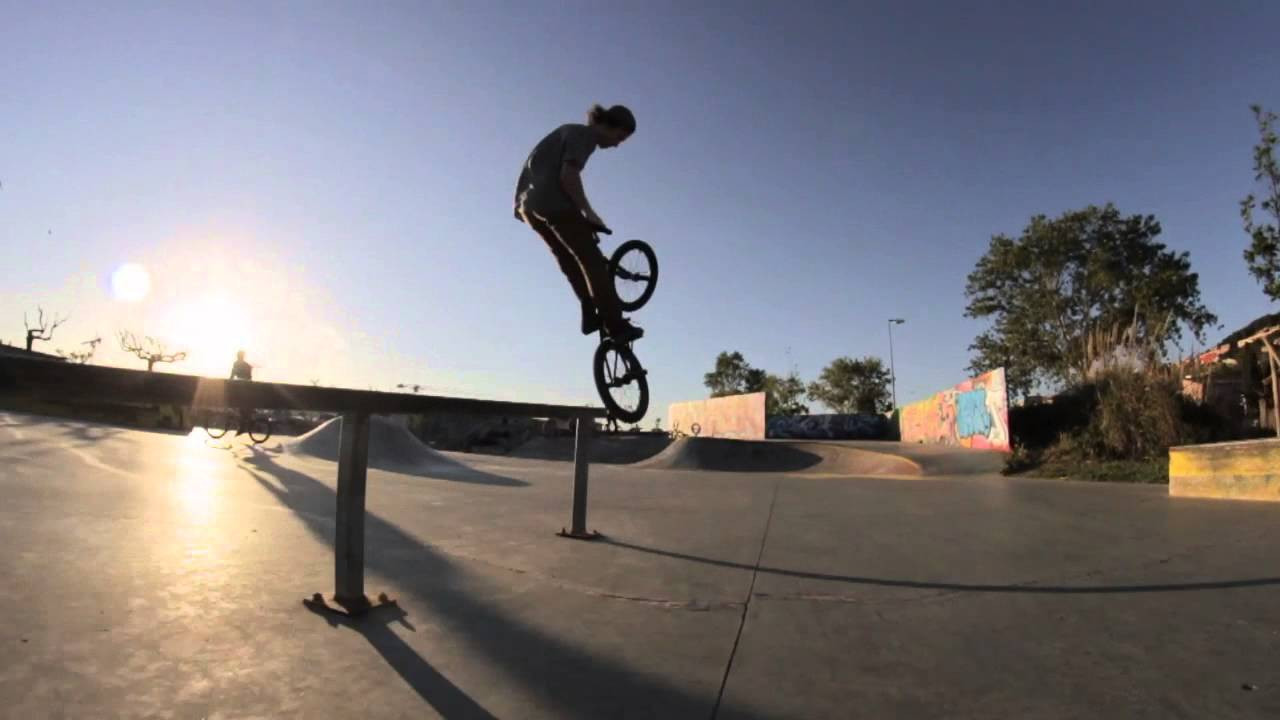 Behold the MAVERICK cranks. These cranks are all about strength, as anyone who's ever snapped a pair of cranks will know, its usually at the welding where things let go. This is where alloy comes into its own, being able to forge in a 3D shape means you can avoid the welding, and therefore the weak spot. What's totally unique about the Mavericks is their use of a regular 48 spline. Until now alloy cranks were only available with a mountain bike style square spindle and a pinch bolt on the arm. We wanted to raise the bar and clean up the looks, and thanks to a heat treated crmo insert into the alloy its all been made possible.<br /><br />Anthony Perrin takes them for a spin, hitting em hard on crank arms to test the overall strength. <br /><br />For more info hit up: http://eclatbmx.com/products/cranks-bb-sets/maverick-crank/<br /><br />Filmed: Maxime Terasson, Theo Zannettacci. <br /><br />Edit: Fafa