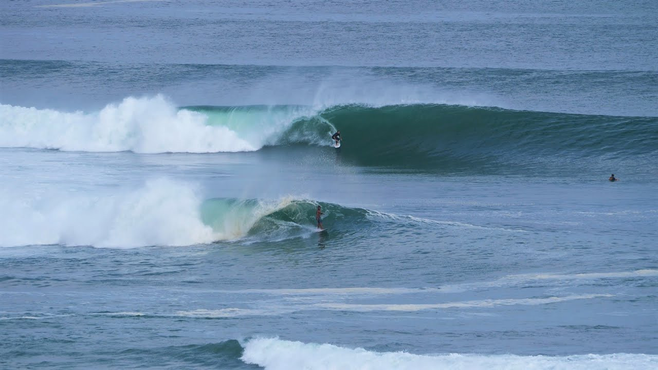 There were only a dozen or so surfers at Bali's Padang Padang early this morning, which is definitely unusual for this time of year. The numbers did increase a bit, but there were still less than twenty surfers out there at the peak. It wasn't at its best, but some good tubes were threaded before the tide came in fast and fattened things up. <br /><br />We're excited to be partnering with www.surf-forecast.com - the best free forecasting website out there. Please check out their site for over 7,000 surf locations and free 12 days forecasts.<br /><br />If you like the content, please subscribe to the channel here: http://bit.ly/2NPrV5H<br />_____________________________<br /><br />OUR AMAZON STORE: https://www.amazon.com/shop/globalzoo-surfingvideos?ref=ac_inf_tb_vh <br /><br />GEAR WE USE FROM AMAZON: <br /><br />Our camera: https://amzn.to/3XHjiMe <br />Our drone: https://amzn.to/3HauKJg <br />Our main lens: https://amzn.to/3Jo9qCU <br />Our other lens: https://amzn.to/3Ji9XWW <br />Our main tripod: https://amzn.to/3Y6yUZG <br />Our second tripod: https://amzn.to/3Hh9EsJ <br />Our second tripod head: https://amzn.to/3WPpsbQ <br />Our camera bag: https://amzn.to/3HdvTzH <br />The laptop we edit on: https://amzn.to/3Hdwb9L <br />Our external hard drive: https://amzn.to/3Y2lJc0 <br /><br />_____________________________<br /><br />Social media accounts:<br />Instagram: https://www.instagram.com/global.zoo.co/?hl=en<br />Facebook: https://www.facebook.com/Global.Zoo.Co<br /><br />_____________________________<br /><br />DISCLAIMER <br />Some of the links above are affiliate links, where I earn a small commission if you click on the link and purchase an item. You are not obligated to do so, but it does help fund these videos in hopes of bringing value to you! <br /><br />#Surfing #Surf #Indonesia #Bali #GlobalZoo #SurfForecast